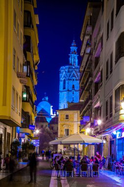 VALENCIA, İspanya, 31 ARALIK 2015: İnsanlar İspanya 'nın Valencia şehrinin eski şehir merkezinde dar bir sokakta yürüyorlar..