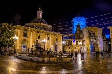 VALENCIA, SPAIN, 30 ARALIK 2015: Valencia Katedral Tapınağı, Basilica de la nuestra senora de los desamparados ile Saint Mary Meydanı