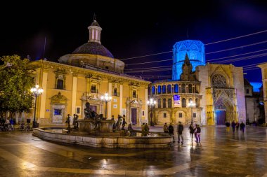 VALENCIA, SPAIN, 30 ARALIK 2015: Valencia Katedral Tapınağı, Basilica de la nuestra senora de los desamparados ile Saint Mary Meydanı