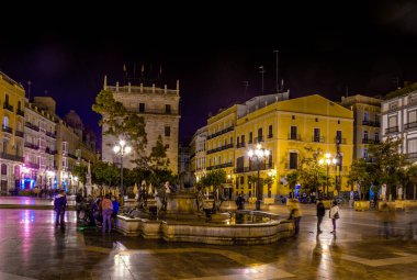 VALENCIA, SPAIN, 30 ARALIK 2015: Gece boyunca eski Valencia çekicisinde Rio Mary Meydanı ve Rio Turia Çeşmesi