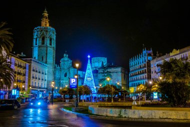 VALENCIA, İspanya, 30 ARALIK 2015: Valencia 'daki Plaza de la Reina Meydanı' nın kışın manzarası.
