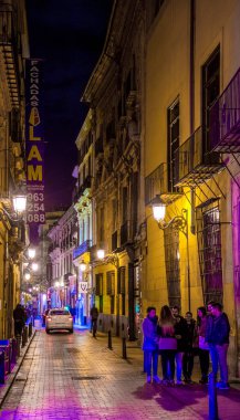 VALENCIA, İspanya, 31 ARALIK 2015: İnsanlar İspanya 'nın Valencia şehrinin eski şehir merkezinde dar bir sokakta yürüyorlar..