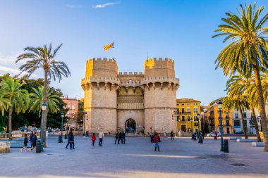 VALENCIA, İspanya, 1 Ocak 2016: İspanya Valencia şehrinin Torres de Serrano kapısına doğru yürüyorlar