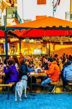 XATIVA, SPAIN, JANUARY 2, 2016: Tüccarlar İspanya 'nın xativa kentindeki bir meydanda geleneksel pazar yerinde ürünlerini satmaya çalışıyorlar