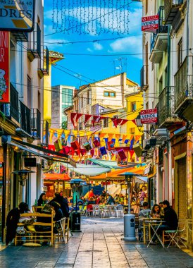 XATIVA, SPAIN, JANUARY 2, 2016: Valencia yakınlarındaki Xativa kasabasında renkli dar bir cadde.