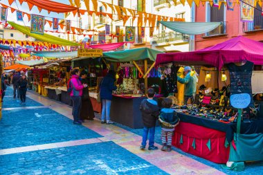XATIVA, SPAIN, JANUARY 2, 2016: Tüccarlar İspanya 'nın xativa kentindeki bir meydanda geleneksel pazar yerinde ürünlerini satmaya çalışıyorlar