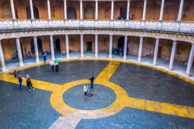 Granada, İspanya, Alhambra 'daki Charles V Sarayı' nda (Palacio de Carlos V) insanlar bir avlunun üzerinde yürüyorlar..