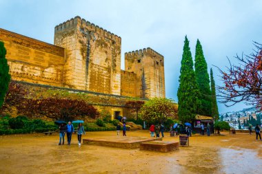 Granada, İspanya, 3 Ocak 2016: İspanya 'daki Alhambra Sarayı' nın tahkimatı boyunca insanlar yürüyor