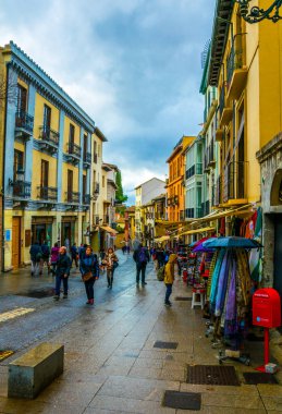 Granada, İspanya, 3 Ocak 2016: İspanya 'daki Alhambra Sarayı' na uzanan hediyelik eşya dükkanlarının manzarası.