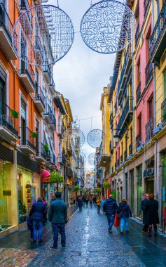 Granada, İspanya, 3 Ocak 2016: İspanya 'daki Alhambra Sarayı' na uzanan hediyelik eşya dükkanlarının manzarası.