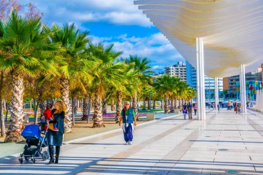 MALAGA, SPAIN, JANUARY 4, 2016: İspanya 'nın Malaga kentindeki paseo del muelle dos promenade' de insanlar yürüyorlar.