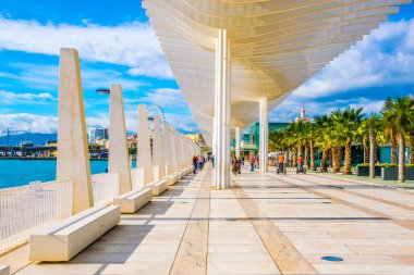 MALAGA, SPAIN, JANUARY 4, 2016: İspanya 'nın Malaga kentindeki paseo del muelle dos promenade' de insanlar yürüyorlar.