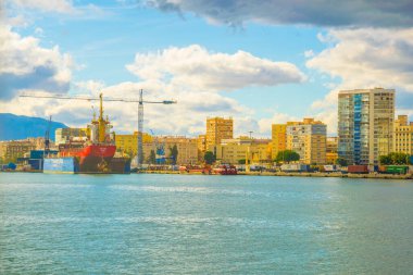 MALAGA, İspanya, 4 HAZİRAN 2016: Malaga limanında demirleyen bir kargo gemisinin görüntüsü