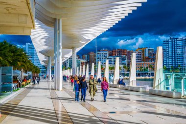 MALAGA, SPAIN, JANUARY 4, 2016: İspanya 'nın Malaga kentindeki paseo del muelle dos promenade' de insanlar yürüyorlar.