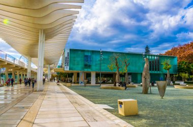 MALAGA, SPAIN, JANUARY 4, 2016: İnsanlar İspanya 'nın Malaga şehrindeki paseo del muelle dos gezinti güvertesinde, Alborania Müzesi' nin önünde yürüyorlar.