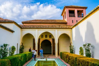 MALAGA, İspanya, 4 HAZİRAN 2016: Malaga 'daki alcazaba kalesinin avlularından birinin manzarası