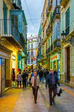 MALAGA, SPAIN, HAZİRAN 4, 2016: Gün batımından sonra Malaga 'nın tarihi merkezinde turist kalabalığı dolaşıyor