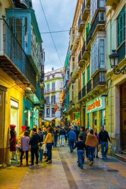 MALAGA, SPAIN, HAZİRAN 4, 2016: Gün batımından sonra Malaga 'nın tarihi merkezinde turist kalabalığı dolaşıyor