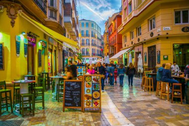 MALAGA, SPAIN, HAZİRAN 4, 2016: Gün batımından sonra Malaga 'nın tarihi merkezinde turist kalabalığı dolaşıyor
