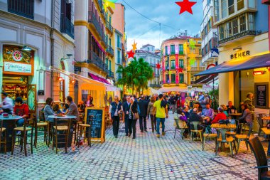 MALAGA, SPAIN, HAZİRAN 4, 2016: Gün batımından sonra Malaga 'nın tarihi merkezinde turist kalabalığı dolaşıyor