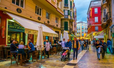 MALAGA, SPAIN, HAZİRAN 4, 2016: Gün batımından sonra Malaga 'nın tarihi merkezinde turist kalabalığı dolaşıyor