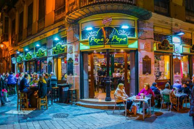 MALAGA, SPAIN, HAZİRAN 4, 2016: Gün batımından sonra Malaga 'nın tarihi merkezinde turist kalabalığı dolaşıyor