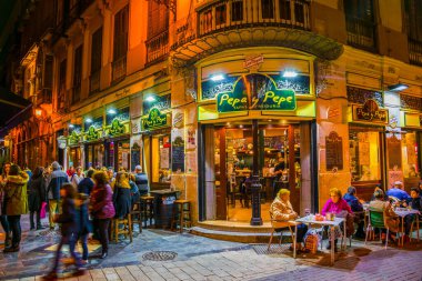 MALAGA, SPAIN, HAZİRAN 4, 2016: Gün batımından sonra Malaga 'nın tarihi merkezinde turist kalabalığı dolaşıyor