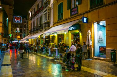 MALAGA, SPAIN, HAZİRAN 4, 2016: Gün batımından sonra Malaga 'nın tarihi merkezinde turist kalabalığı dolaşıyor