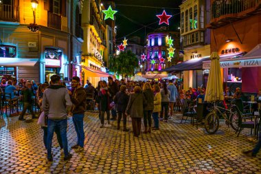 MALAGA, SPAIN, HAZİRAN 4, 2016: Gün batımından sonra Malaga 'nın tarihi merkezinde turist kalabalığı dolaşıyor