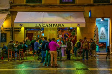 MALAGA, SPAIN, HAZİRAN 4, 2016: Gün batımından sonra Malaga 'nın tarihi merkezinde turist kalabalığı dolaşıyor