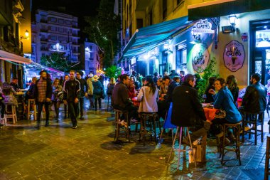 MALAGA, SPAIN, HAZİRAN 4, 2016: Gün batımından sonra Malaga 'nın tarihi merkezinde turist kalabalığı dolaşıyor