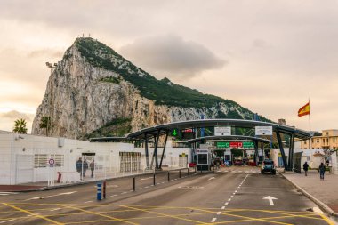 GIBRALTAR, GIBRALTAR, HAZİRAN 5 HAZİRAN 2016: İnsanlar sabahın erken saatlerinde İspanya ile Cebelitarık arasındaki sınırı geçiyor