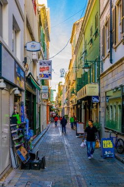 GIBRALTAR, GIBRALTAR, HAZİRAN 5 HAZİRAN 2016: İnsanlar Cebelitarık 'ın dar bir caddesinde geziniyor