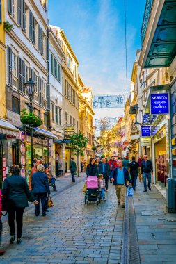 GIBRALTAR, GIBRALTAR, HAZİRAN 5 HAZİRAN 2016: İnsanlar Cebelitarık 'ın dar bir caddesinde geziniyor