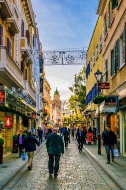 GIBRALTAR, GIBRALTAR, HAZİRAN 5 HAZİRAN 2016: İnsanlar Cebelitarık 'ın dar bir caddesinde geziniyor