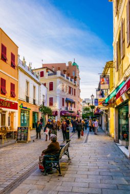 GIBRALTAR, GIBRALTAR, HAZİRAN 5 HAZİRAN 2016: İnsanlar Cebelitarık 'ın dar bir caddesinde geziniyor