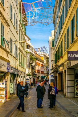 GIBRALTAR, GIBRALTAR, HAZİRAN 5 HAZİRAN 2016: İnsanlar Cebelitarık 'ın dar bir caddesinde geziniyor