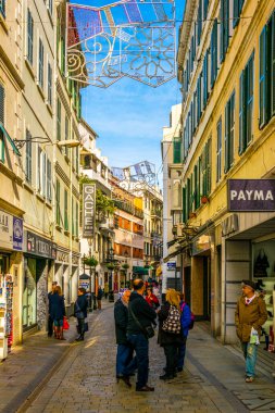 GIBRALTAR, GIBRALTAR, HAZİRAN 5 HAZİRAN 2016: İnsanlar Cebelitarık 'ın dar bir caddesinde geziniyor