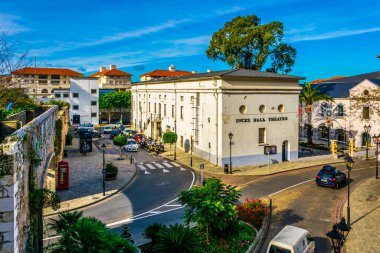 GIBRALTAR, GIBRALTAR, HAZİRAN 5 HAZİRAN 2016: Önünde küçük bir park bulunan Cebelitarık 'taki tahkimatın bir kısmına bakış