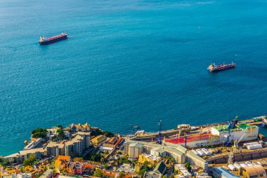 GIBRALTAR, GIBRALTAR, 5 HAZİRAN 2016: Cebelitarık limanının havadan görünüşü dağın tepesinden alındı.