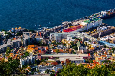 GIBRALTAR, GIBRALTAR, 5 HAZİRAN 2016: Cebelitarık limanının havadan görünüşü o hara bataryasından alındı.