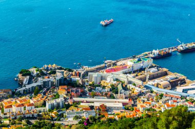 GIBRALTAR, GIBRALTAR, 5 HAZİRAN 2016: Cebelitarık limanının havadan görünüşü o hara bataryasından alındı.