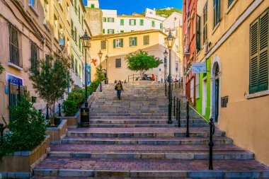 GIBRALTAR, GIBRALTAR, HAZİRAN 5 HAZİRAN 2016: İnsanlar Cebelitarık 'ın dar bir caddesinde geziniyor