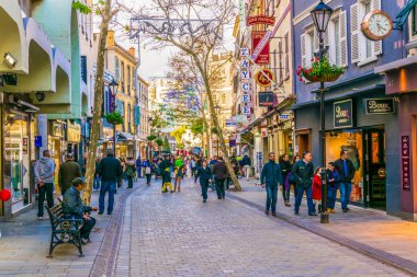 GIBRALTAR, GIBRALTAR, HAZİRAN 5 HAZİRAN 2016: İnsanlar Cebelitarık 'ın dar bir caddesinde geziniyor