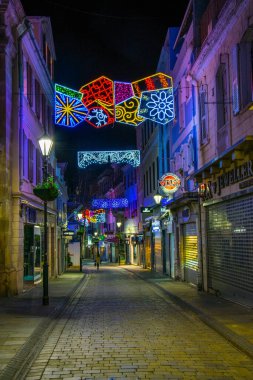 GIBRALTAR, GIBRALTAR, 5 HAZİRAN 2016: Cebelitarık 'ın aydınlık dar bir caddesinin gece görüşü