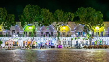 GIBRALTAR, GIBRALTAR, HAZİRAN 5 HAZİRAN 2016: Cebelitarık 'taki büyük kazazedelerin meydanındaki bar ve restoranların gece manzarası