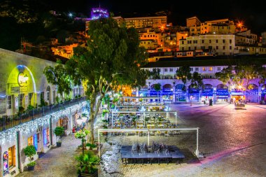 GIBRALTAR, GIBRALTAR, HAZİRAN 5 HAZİRAN 2016: Aydınlatılmış büyük kazazedeler meydanı ve Gibraltar 'daki Fas kalesi gece görüşü.