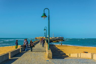 CADIZ, SPAIN, HAZİRAN 6 HAZİRAN: İnsanlar İspanya 'nın Cadiz kentindeki San Sebastian şatosuna giden dar tuğlalardan geçiyorlar