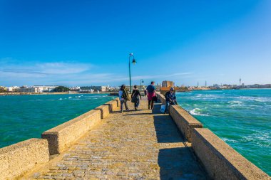 CADIZ, SPAIN, HAZİRAN 6 HAZİRAN: İspanya 'nın Cadiz kentindeki San Sebastian şatosuna giden dar bir tuğla yol