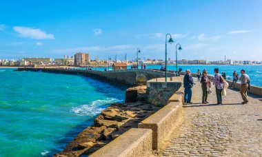CADIZ, SPAIN, HAZİRAN 6 HAZİRAN: İspanya 'nın Cadiz kentindeki San Sebastian şatosuna giden dar bir tuğla yol